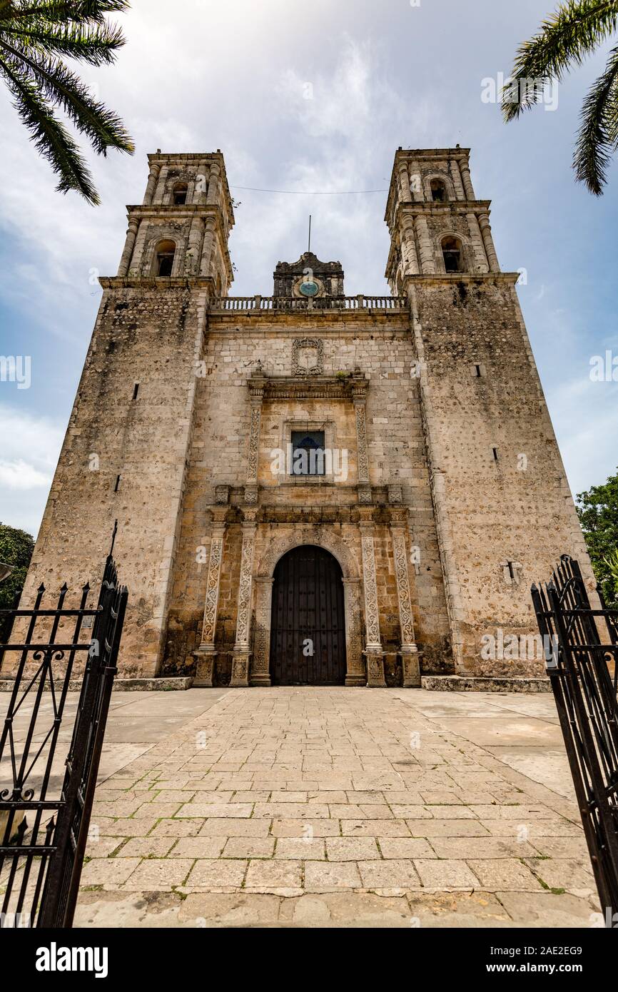 L'ère coloniale cathédrale ex-couvent et l'église couvent de San Bernardino de Sienne, Valladolid, Yucatan, Mexique Banque D'Images