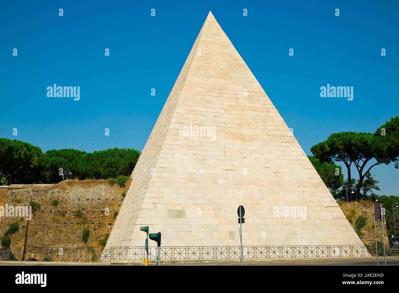 Pyramide de Caius Cestius à Rome, Pierre Pines, Pinus pinea en arrière-plan Banque D'Images