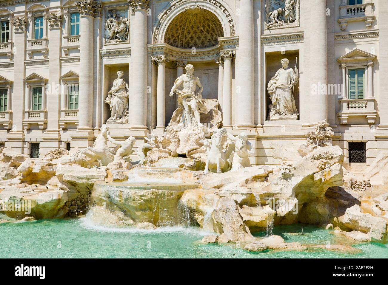 Vue avant sur la Fontaine de Trevi, Piazza di Spagna au coeur de Rome Banque D'Images