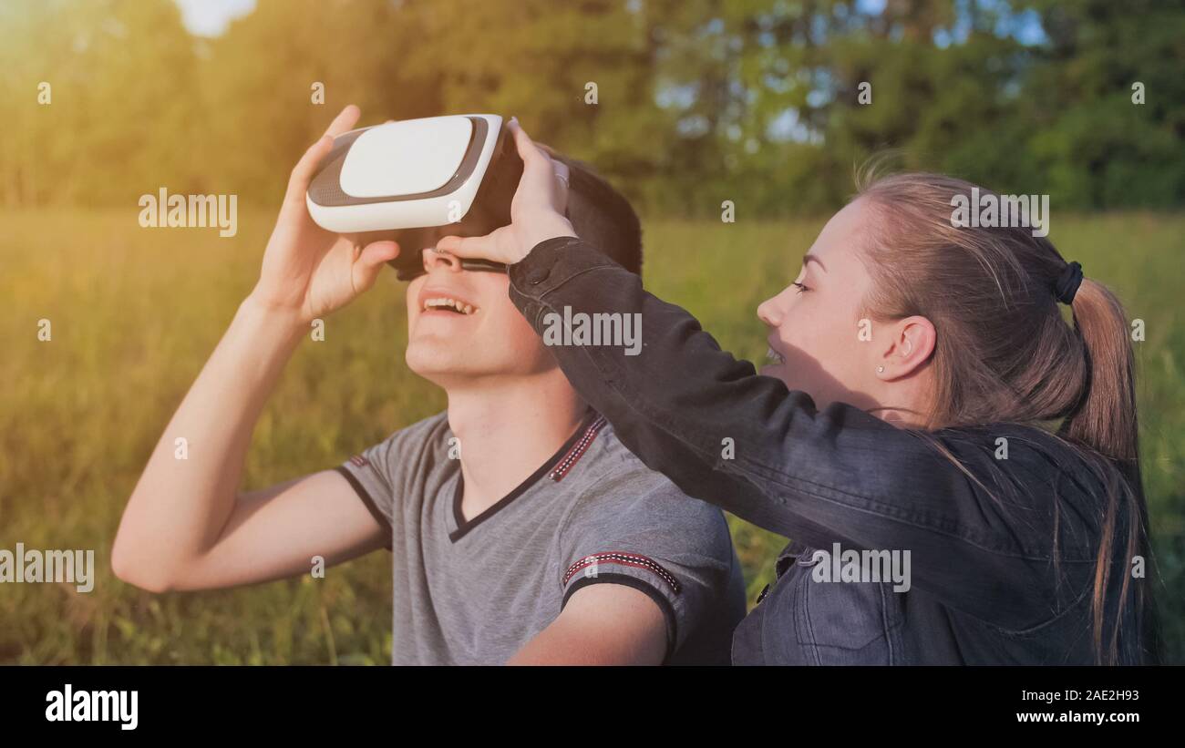 Girl et Guy dans des verres dans un parc de la ville. Banque D'Images