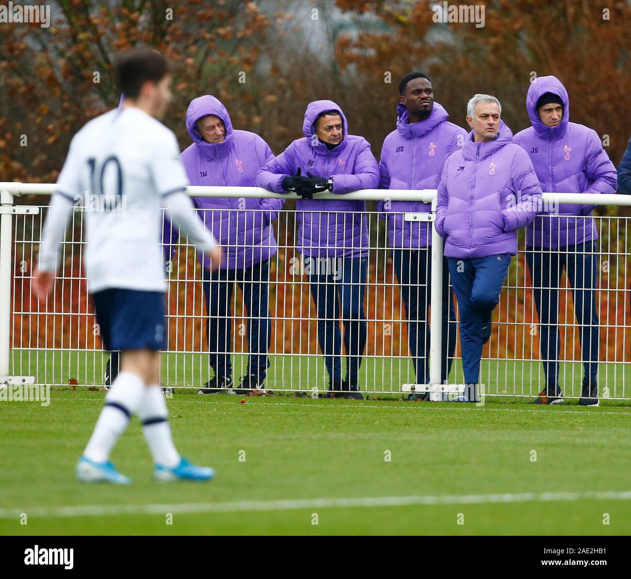 Enfield, Royaume-Uni. 06 Dec, 2019. ENFIELD, Angleterre. 06 DÉCEMBRE : Tottenham Hotspur manager Jose Mourinho regardant sous23s pendant 2 Premier League entre Liverpool et Tottenham Hotspur à l'Hotspur Way, Enfield le 06 décembre, 2019 à Enfield, Angleterre. Action Crédit : Foto Sport/Alamy Live News Banque D'Images