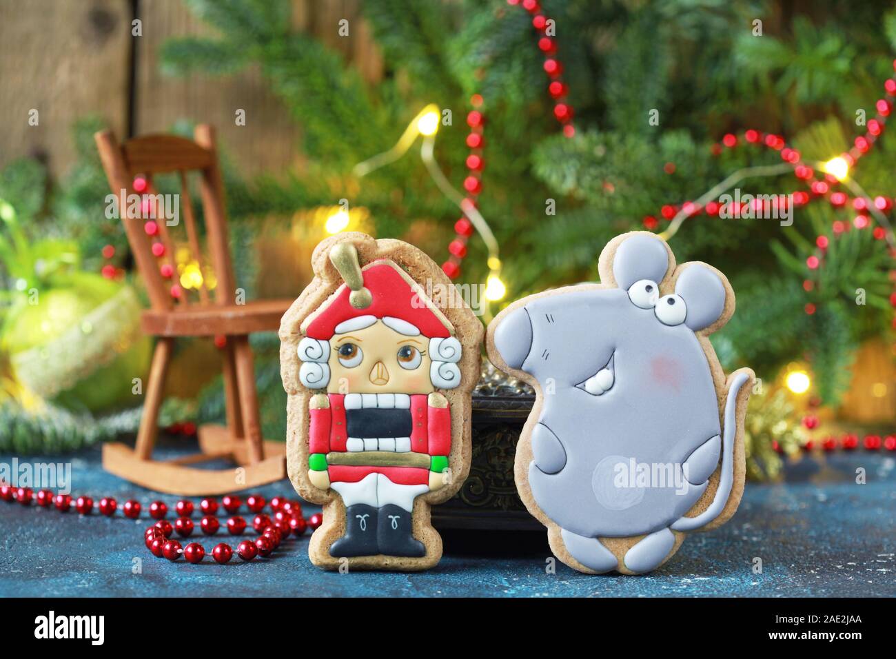 Noël fait maison gingerbreads peinte comme une souris et Casse-noisettes sur le fond blanc avec des branches de sapin. Focus sélectif et la place pour le texte. Banque D'Images