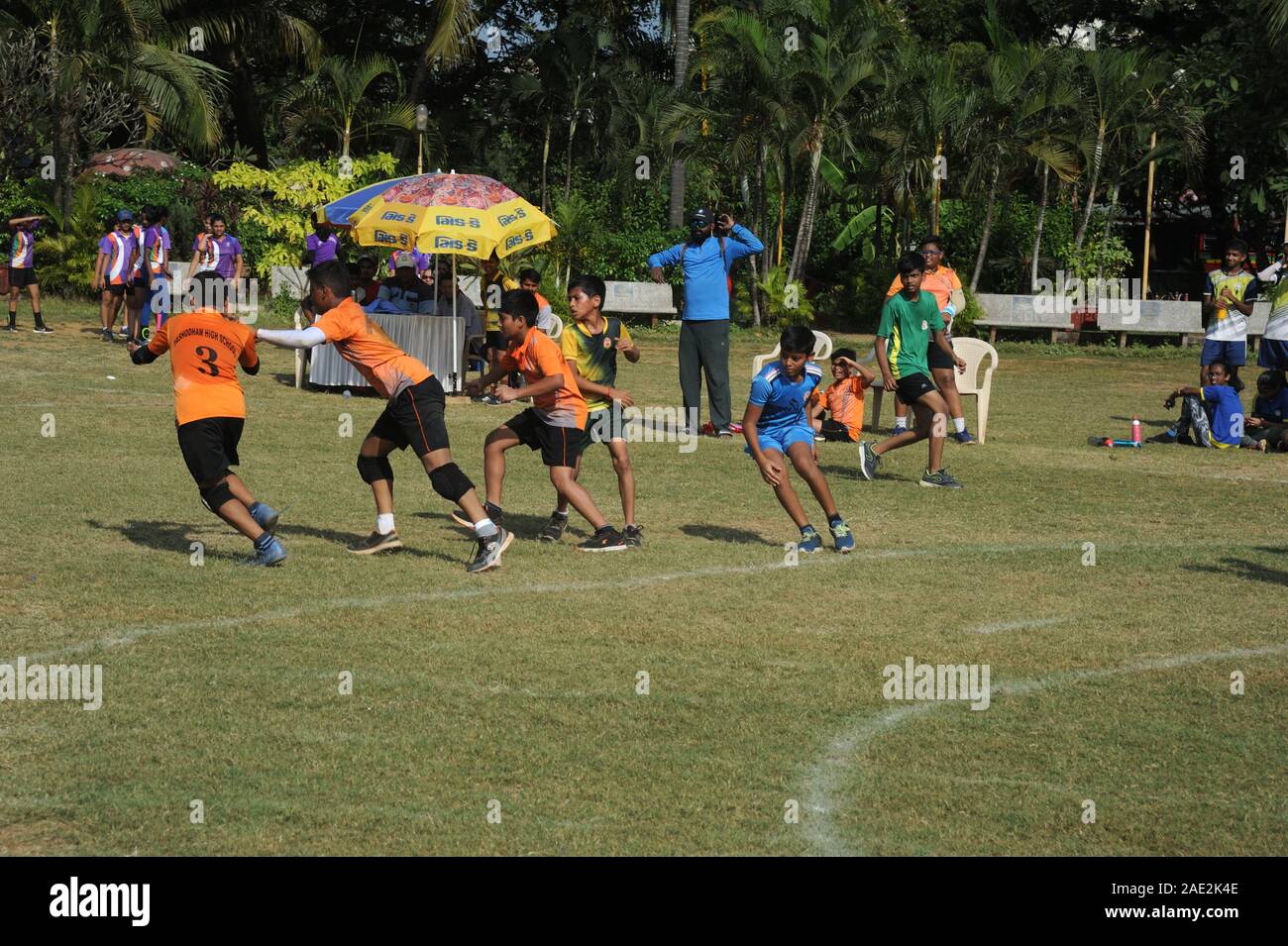 Mumbai, Maharashtra, Inde- Dec. 2019 - Indiens Non Identifié les jeunes garçons jouant au handball en salle jardin. Banque D'Images