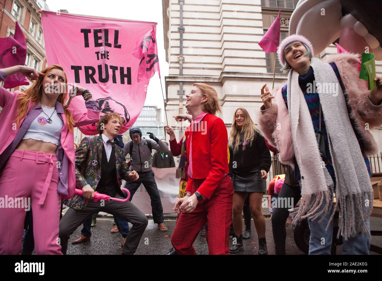 Londres, Royaume-Uni, 6 décembre 2019 : Extinction des manifestants ont défilé dans la Rébellion Westminster aujourd'hui avec un 4 mètres de haut avec l'autruche la tête dans le sable. Symbolisant l'attitude des principaux partis politiques à la crise climatique, l'autruche était accompagné d'un flash mob qui dansaient à 'Où est votre tête à" et "Staying Alive" à l'extérieur de la centrale du parti des conservateurs, libéraux-démocrates et travaillistes. Anna Watson/Alamy Live News Banque D'Images