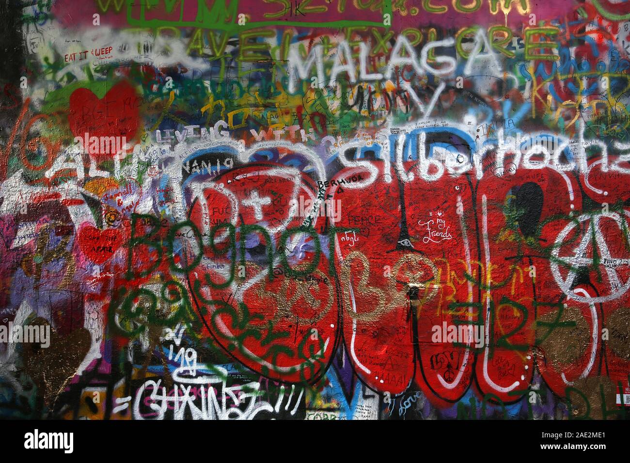 PRAGUE, RÉPUBLIQUE TCHÈQUE, LE 13 SEPTEMBRE : Détails de John Lennon wall, 13 septembre 2019 à Prague, République tchèque Banque D'Images