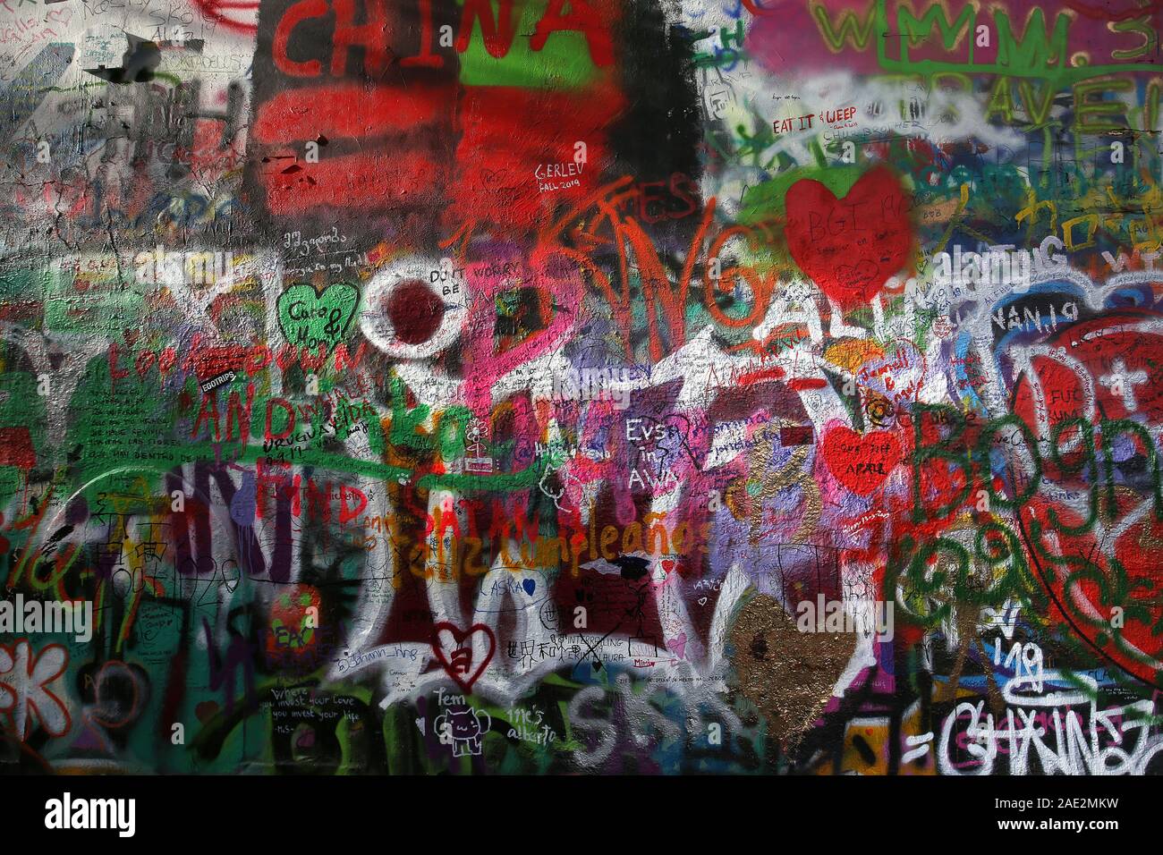 PRAGUE, RÉPUBLIQUE TCHÈQUE, LE 13 SEPTEMBRE : Détails de John Lennon wall, 13 septembre 2019 à Prague, République tchèque Banque D'Images