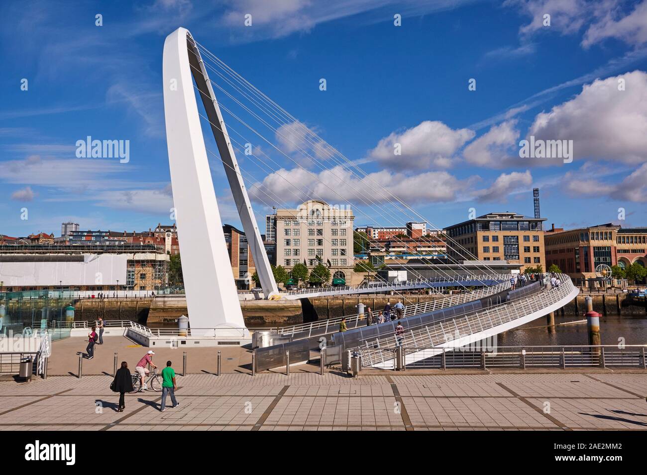 Portrait du Gateshead Millennium Bridge enjambant la rivière Tyne Banque D'Images