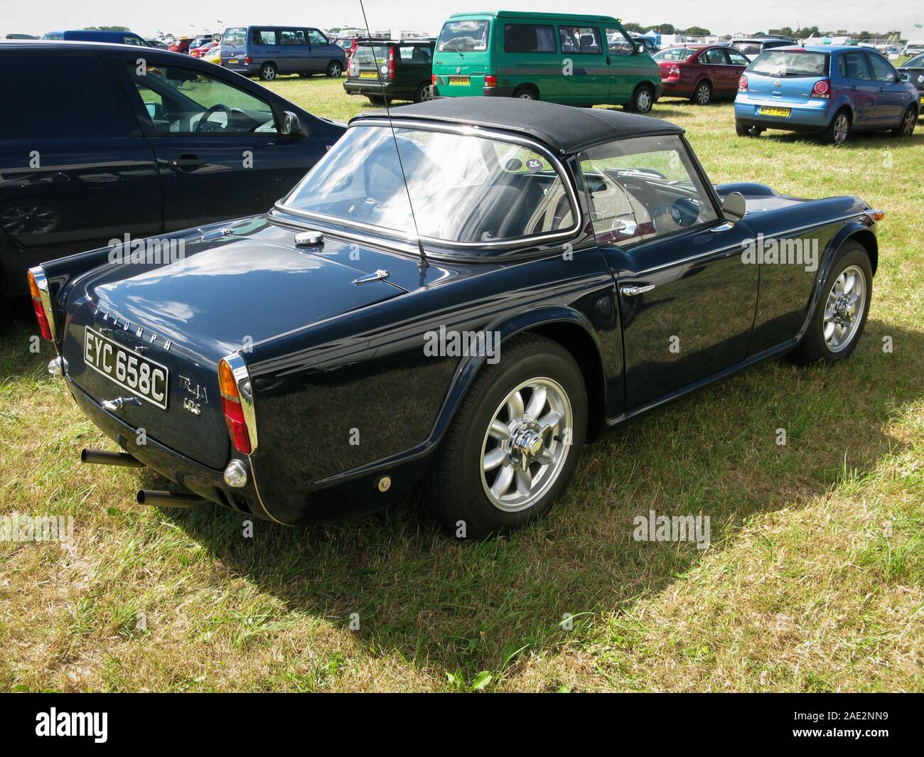 Triumph TR4a irs, une voiture de sport britannique classique des années 60. Celui-ci a un Surrey top équipé. Banque D'Images