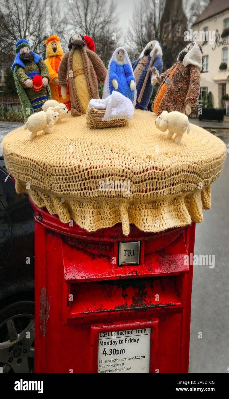 Crèche en tricot sur un post box en Birchington Kent UK. Tricoté par village club de tricot. Banque D'Images