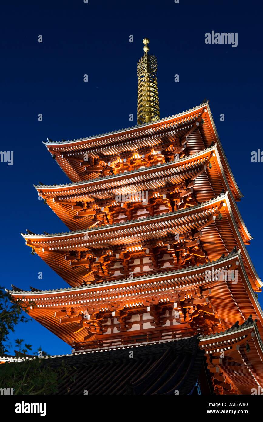 Vue de la nuit de l'éclairage d'Five-Storied Pagoda à Senso-ji, Asakusa, Tokyo, Japon Banque D'Images