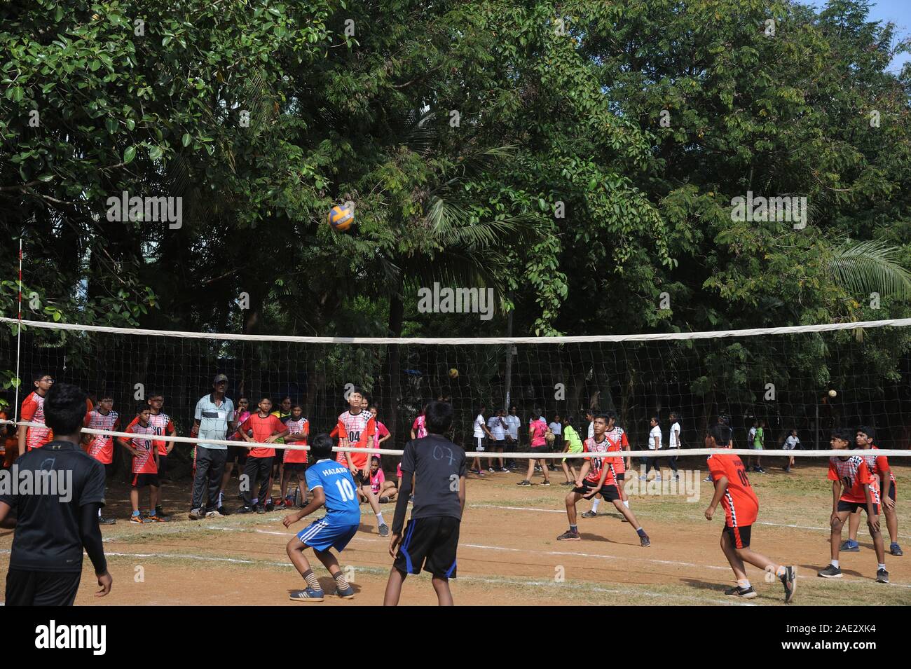 Mumbai, Maharashtra, Inde- Dec. 2019 - Indiens Non Identifiés jeunes garçons jouer au volley-ball dans le jardin. Banque D'Images