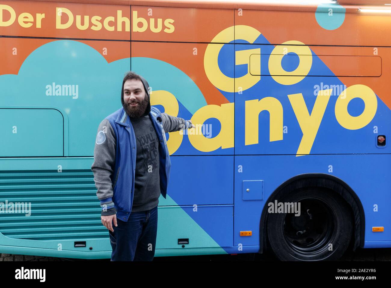 Hambourg, Allemagne. 06 Dec, 2019. Dominik Bloh, GoBanyo l'initiateur du projet, les points à l'emblème de la douche bus. Le véhicule, un projet crowdfunded, offre trois toilettes et douches pour les sans-abri. Photo : Markus Scholz/dpa/Alamy Live News Banque D'Images