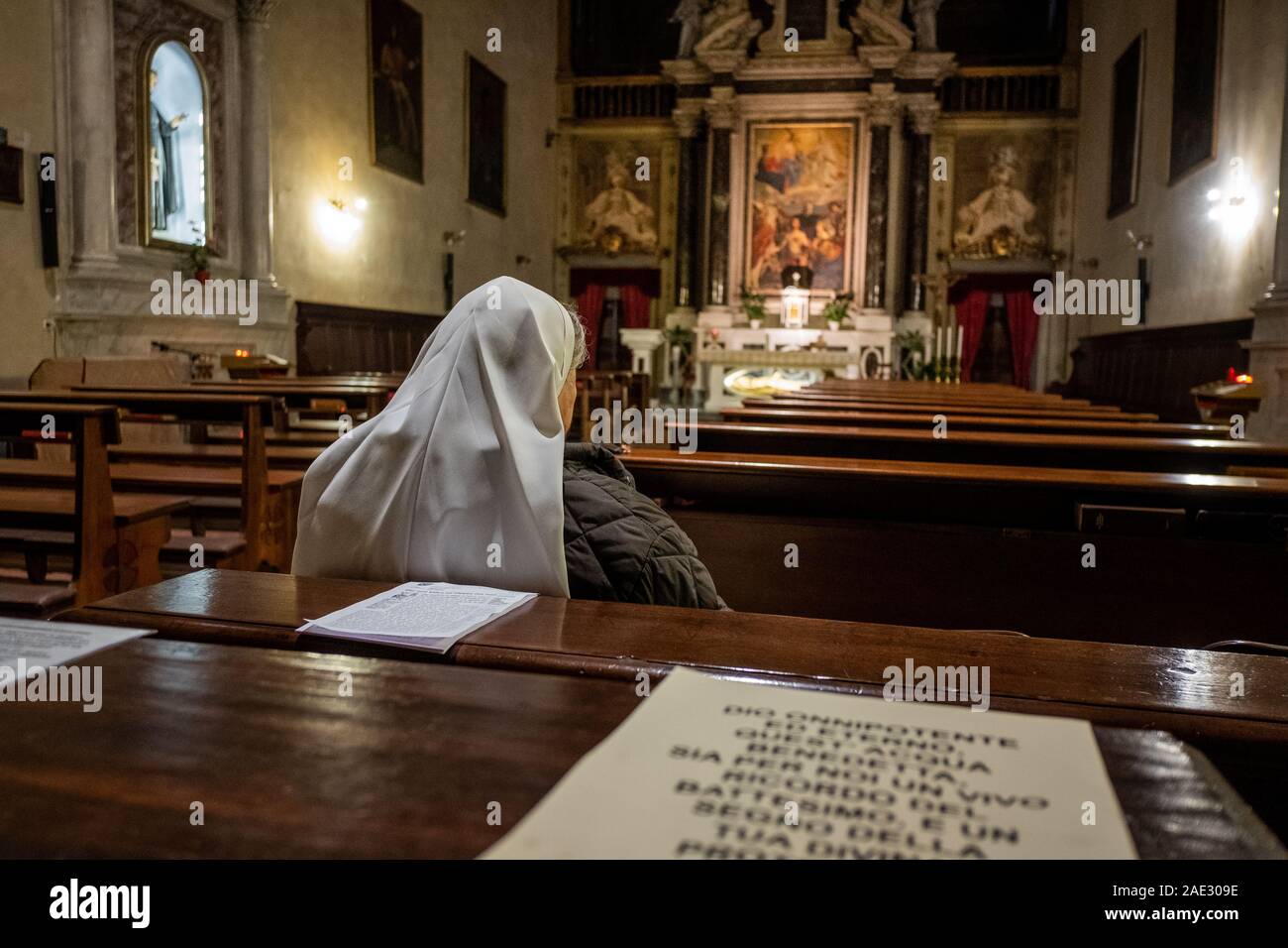LUCCA, ITALIE - 24 NOVEMBRE 2019 : inconnu nun à l'intérieur de l'église de la Sainte Trinité dans la Via Elisa dans le centre historique de la ville Banque D'Images