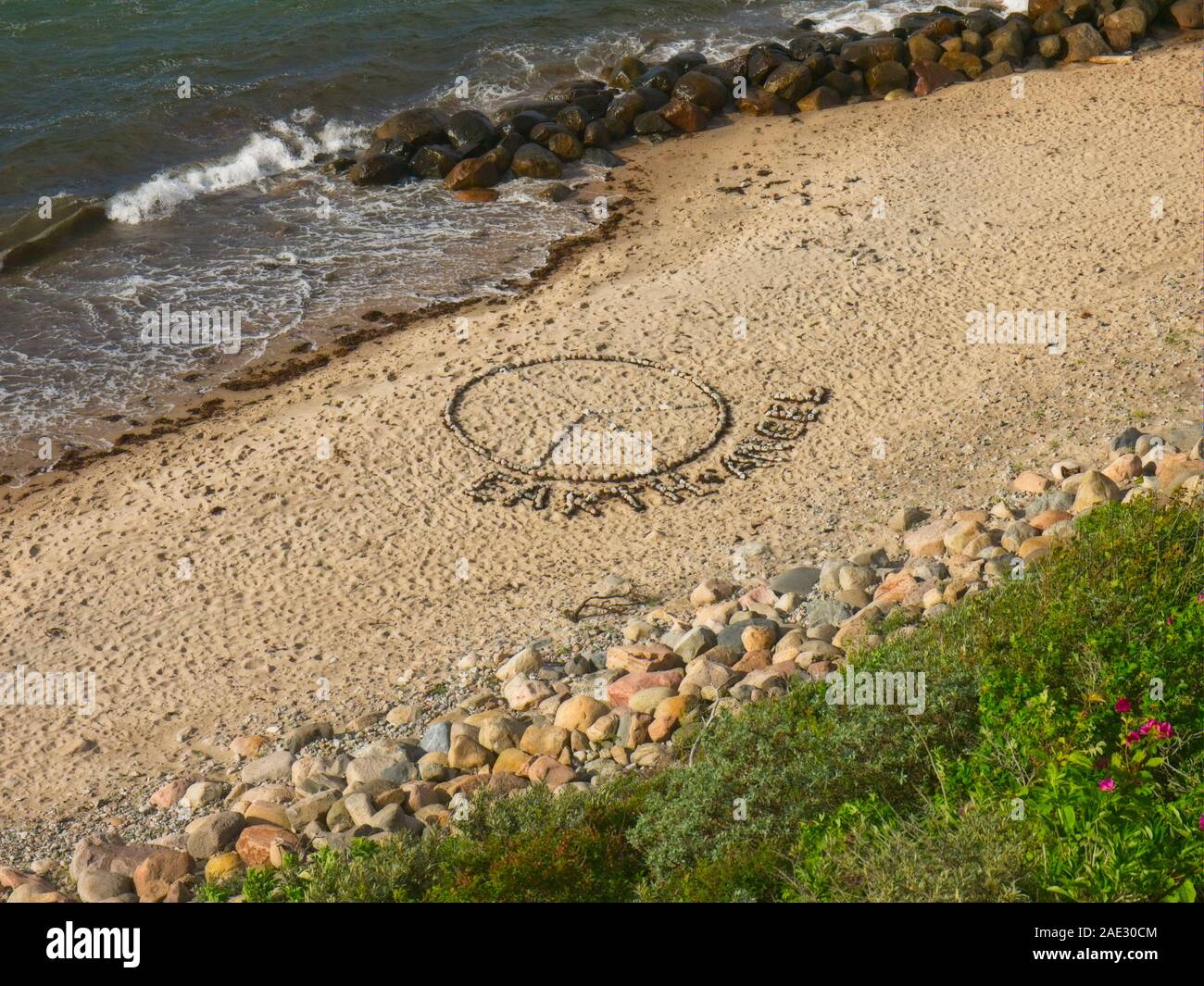 Ange de la Terre symbole joué avec des cailloux sur la plage de la côte nord de Jutland-du-Nord, au Danemark, près de Gryon. Banque D'Images