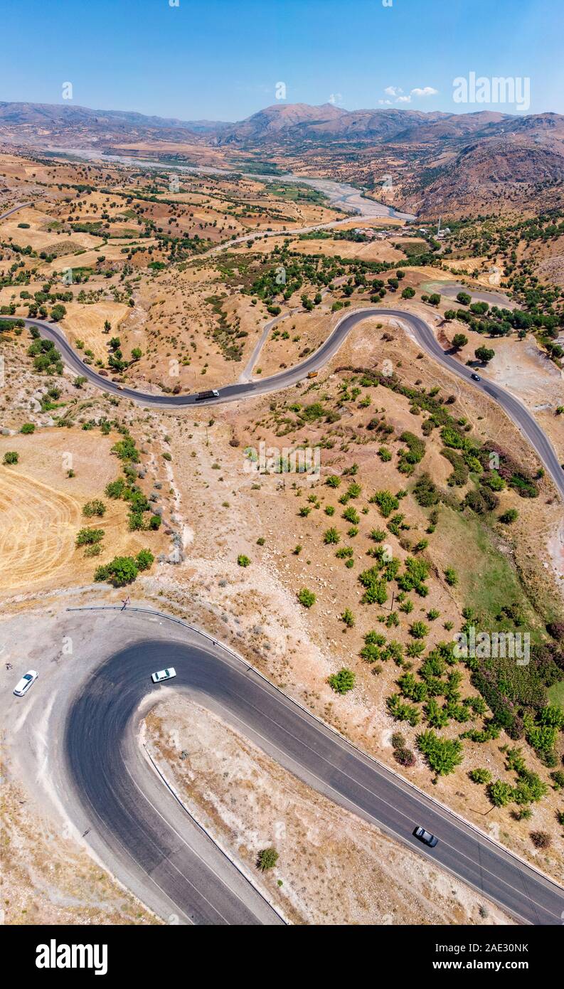 Vue aérienne de Kahta Sincik Road près du village de Taslica, District de Kahta, Province d'Adiyaman, Turquie. Routes sinueuses entouré par la nature Banque D'Images