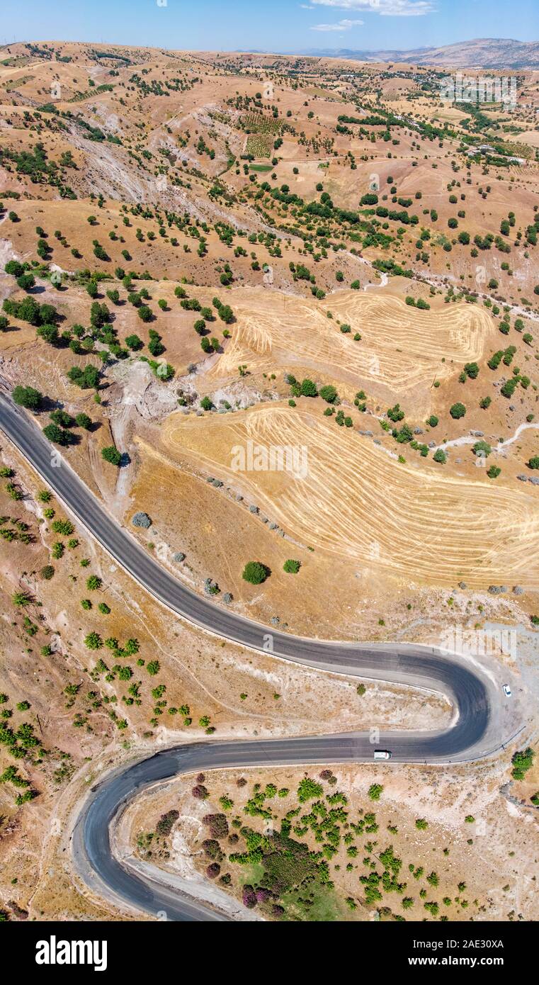 Vue aérienne de Kahta Sincik Road près du village de Taslica, District de Kahta, Province d'Adiyaman, Turquie. Routes sinueuses entouré par la nature Banque D'Images