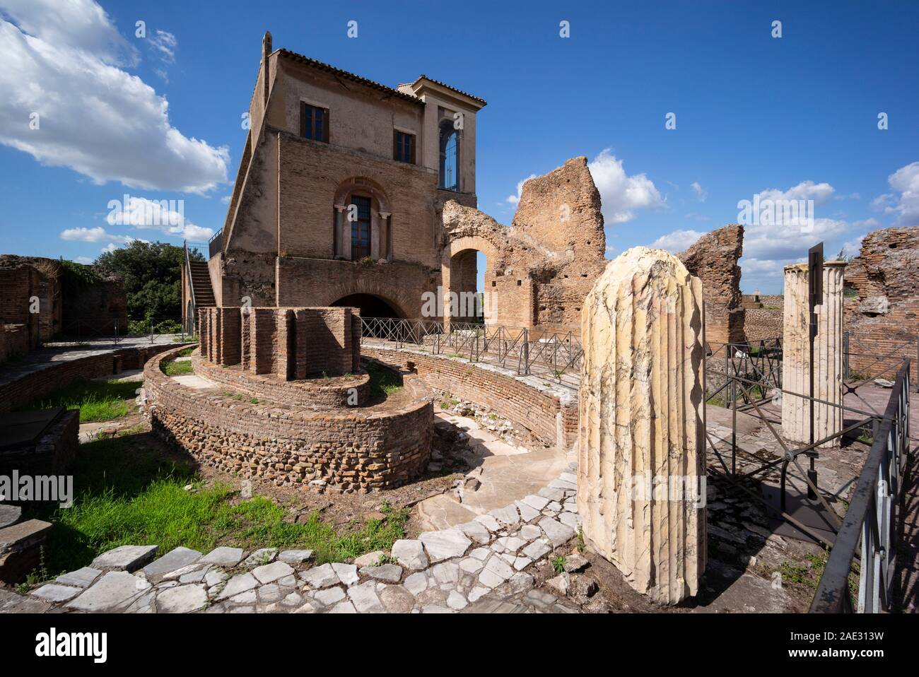 Rome. L'Italie. La Casina Farnese et eliptical nymphée de la Domus Flavia (Palais Flaviens) l sur la colline du Palatin. Le Nymphée, l'un d'une paire, Banque D'Images