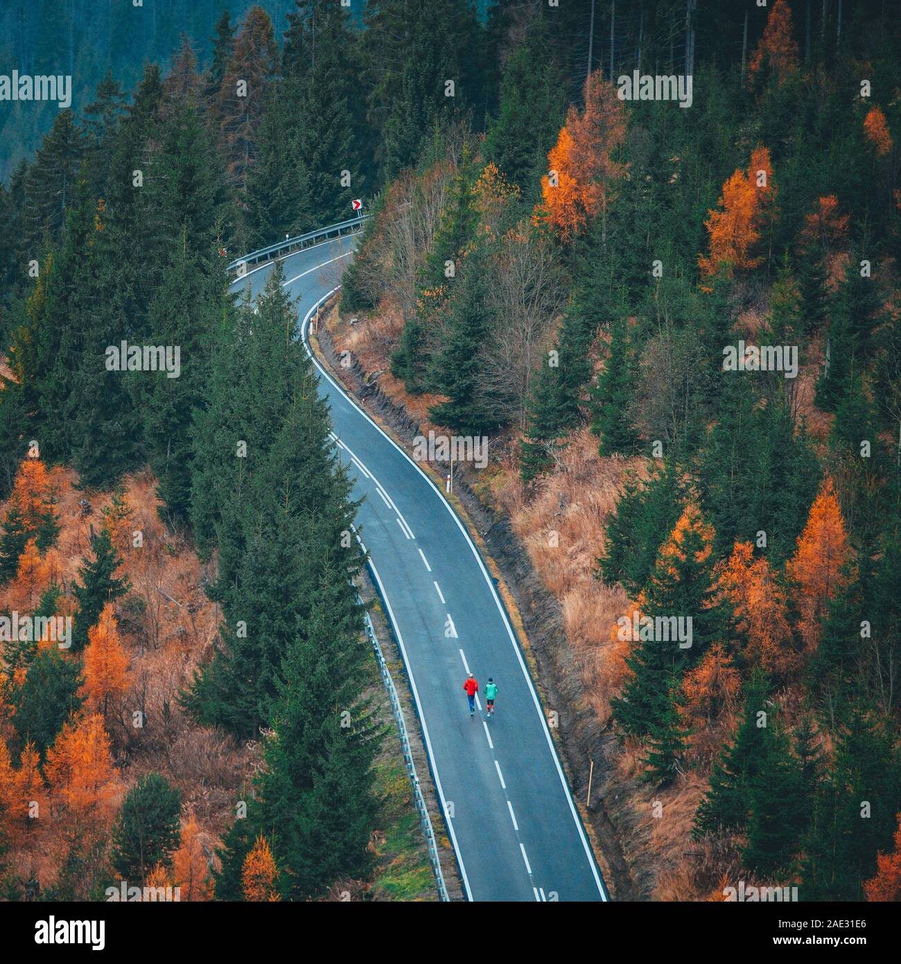Runner homme qui court sur la route en automne paysage campagne bannière par temps froid saison d'automne. Banque D'Images