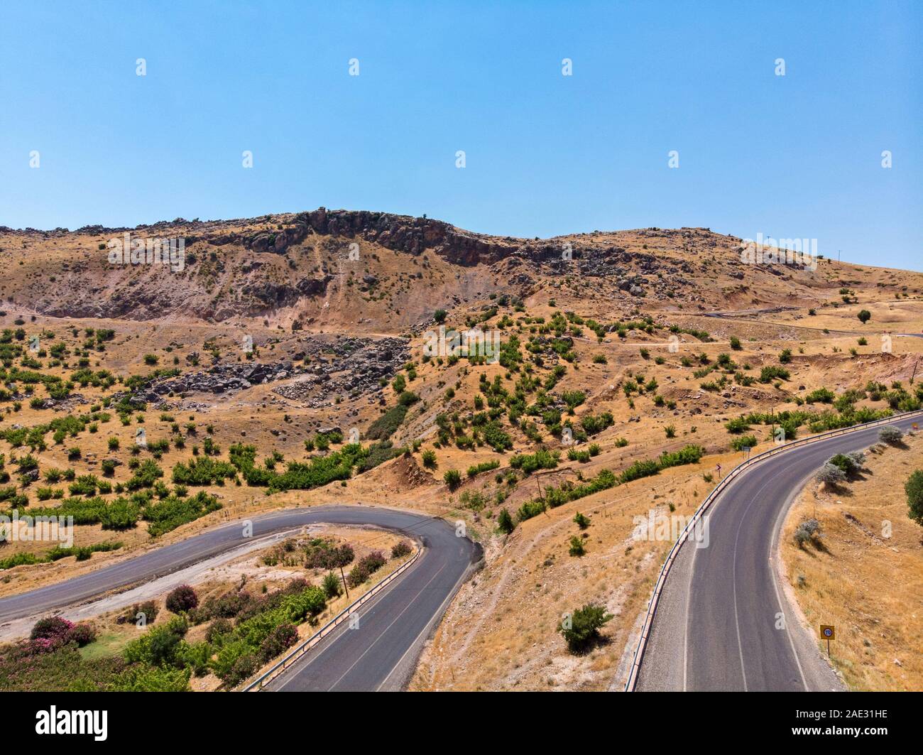 Vue aérienne de Kahta Sincik Road près du village de Taslica, District de Kahta, Province d'Adiyaman, Turquie. Routes sinueuses entouré par la nature Banque D'Images