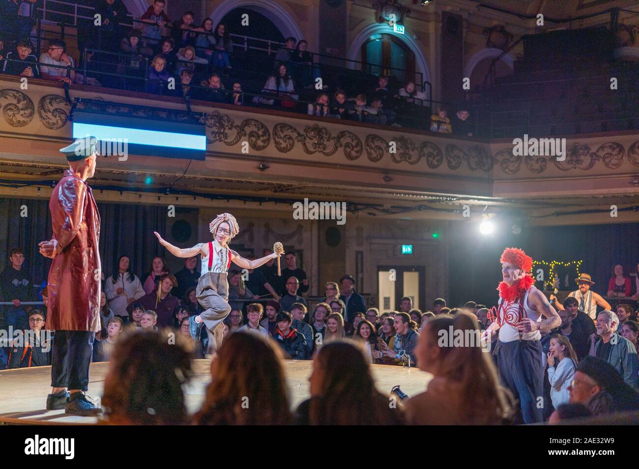 Londres, Royaume-Uni. Jeudi, 5 décembre, 2019. Le Kneehigh Theatre Company exécution UBU ! Sur scène à Shoreditch Town Hall. Photo : Roger Garfield/Alamy Live News Banque D'Images