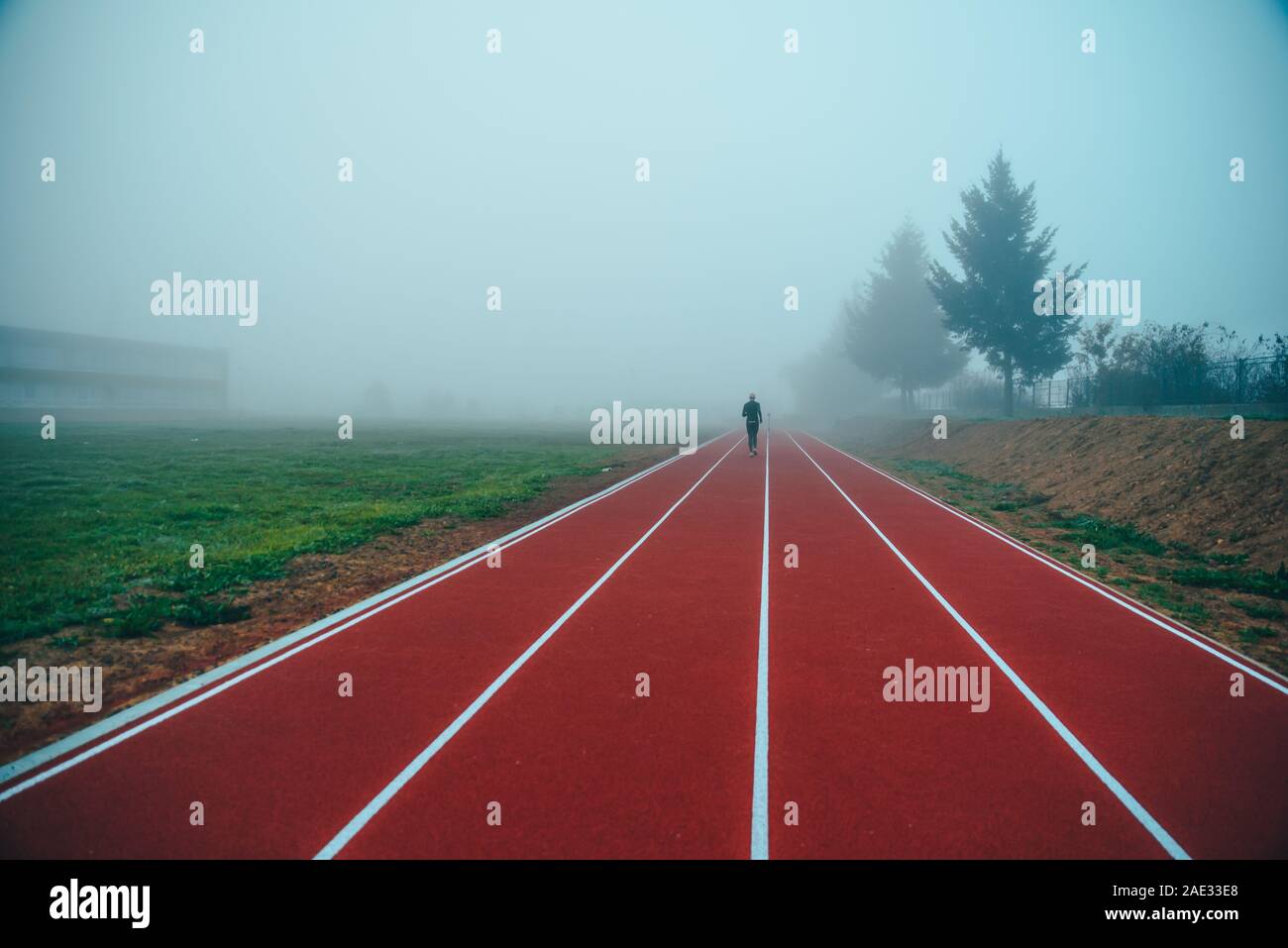 Piste de course à plus de Misty blue sky. Matin exécuter concept photo. Banque D'Images