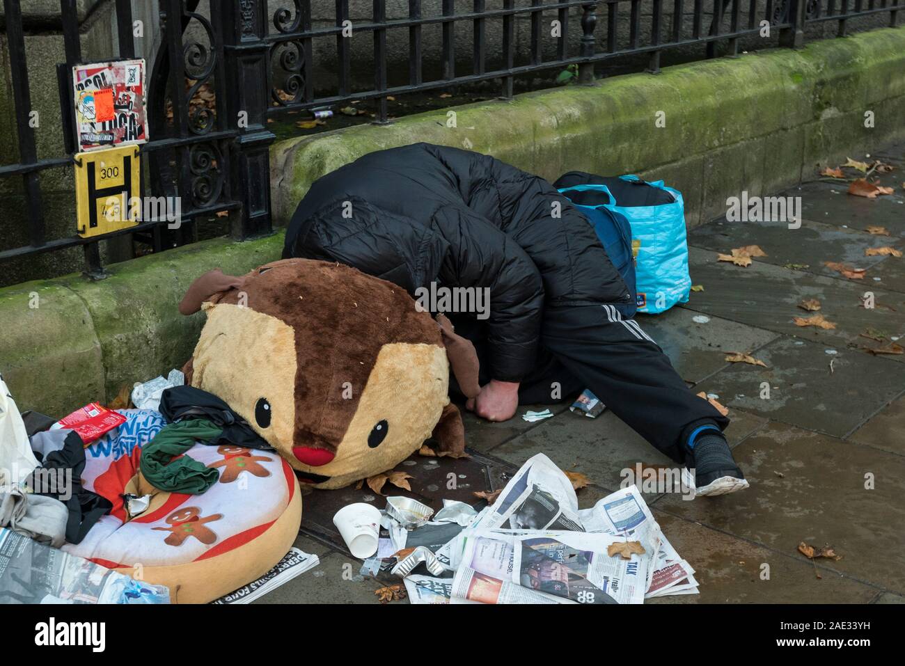 Londres, Royaume-Uni. 6 décembre 2019. Un sans-abri près de Trafalgar Square dort sur un oreiller fait de la jetée tête d'une peluche géante. Le 7 décembre, le Big Sleep out événement aura lieu dans le monde entier, où les gens vont dormir dehors la nuit pour lever des fonds pour les sans-abri et de mettre le sort des sans-abri pour les dirigeants du monde afin de provoquer le changement. À Londres, l'événement aura lieu à Trafalgar Square. Crédit : Stephen Chung / Alamy Live News Banque D'Images