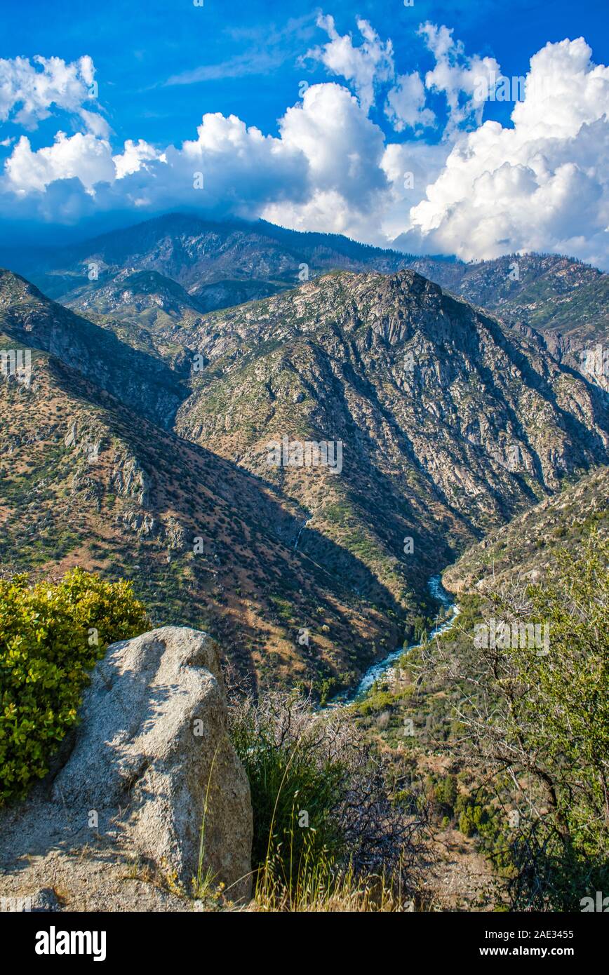 Rivière de montagne à Sequoia National Forest,California,USA Banque D'Images