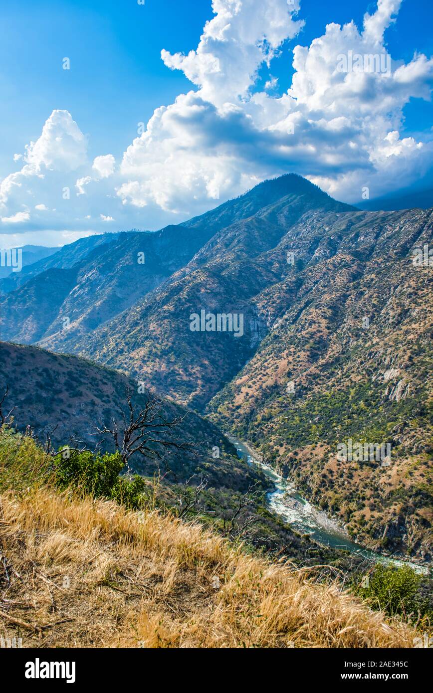Vue de haut sur la rivière de montagne à Sequoia National Forest,California,USA Banque D'Images