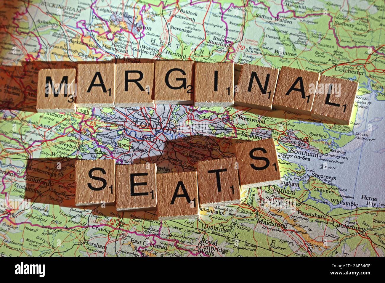 Sièges marginal l'épeautre au Scrabble lettres sur une carte du Royaume-Uni - Générale, élections, partis politiques dirigeants,parties,demandes,des doutes, Banque D'Images