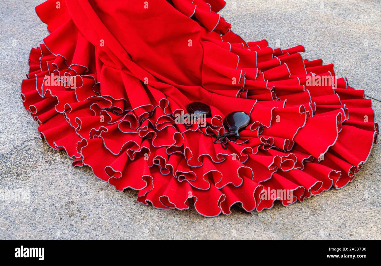 Robe flamenco gitan colorés isolé sur la chaussée. Robe Flamenco de l'artiste de rue libre, partie du costume Banque D'Images