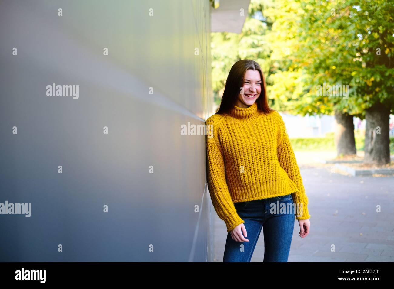 Portrait Of Happy Young Redhead Woman Smiling Banque D'Images