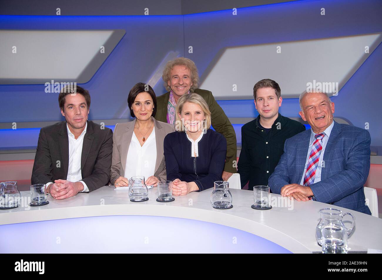 Cologne, Allemagne. 08Th Dec 2019. De gauche à droite : Markus FELDENKIRCHEN, journaliste, auteur, présentateur Sandra MAISCHBERGER, derrière : Thomas Gottschalk, modérateur, animateur, Susan LIEN, présentateur, Kevin KUEHNERT ; politicien, SPD, Juso président, Peter HAHNE, modérateur. «Aischberger.die Woche', talk show, WDR/ARD, 04.12.2019. Utilisation dans le monde entier | Credit : dpa/Alamy Live News Banque D'Images