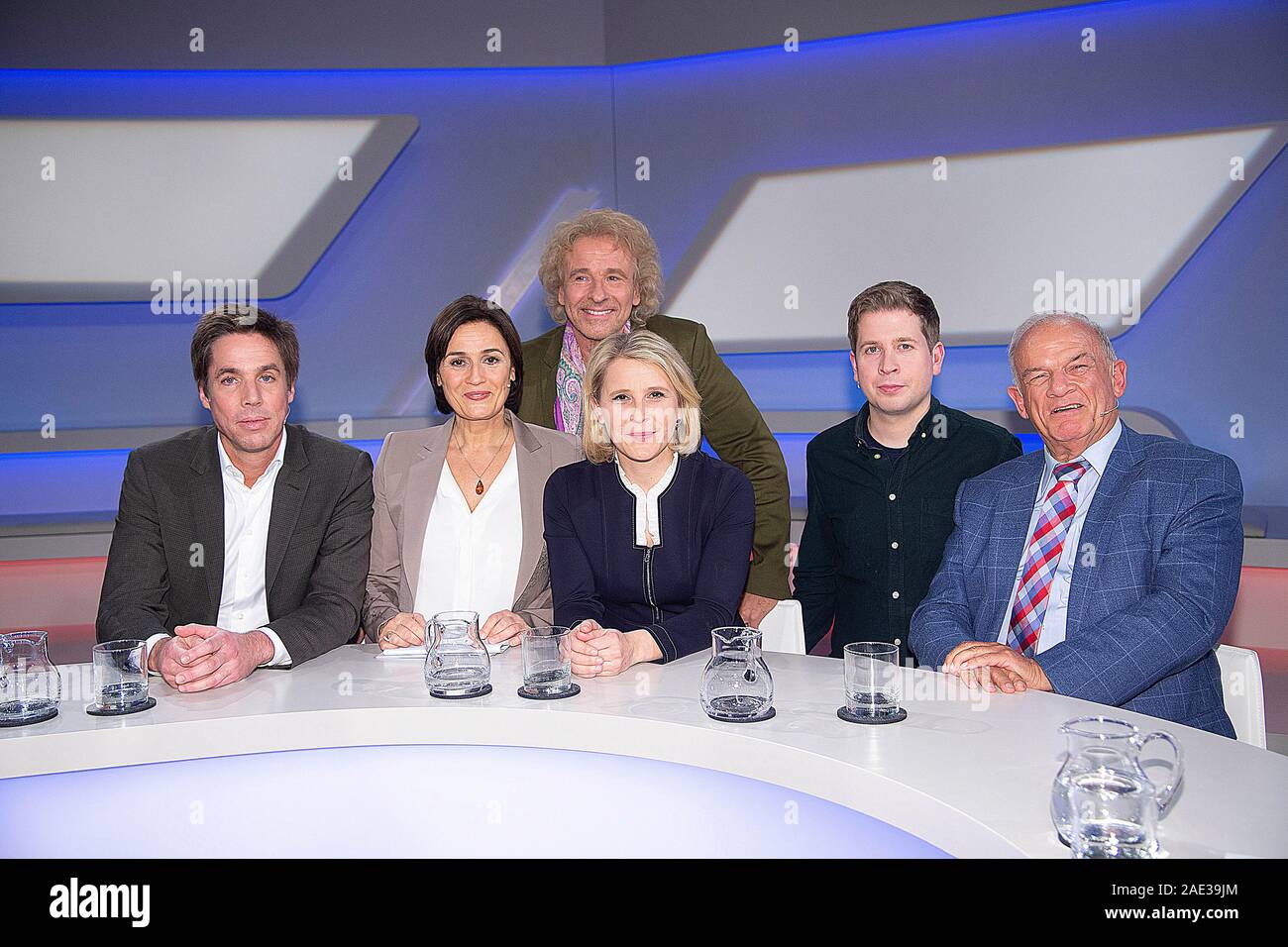 Cologne, Allemagne. 08Th Dec 2019. De gauche à droite : Markus FELDENKIRCHEN, journaliste, auteur, présentateur Sandra MAISCHBERGER, derrière : Thomas Gottschalk, modérateur, animateur, Susan LIEN, présentateur, Kevin KUEHNERT ; politicien, SPD, Juso président, Peter HAHNE, modérateur. «Aischberger.die Woche', talk show, WDR/ARD, 04.12.2019. Utilisation dans le monde entier | Credit : dpa/Alamy Live News Banque D'Images
