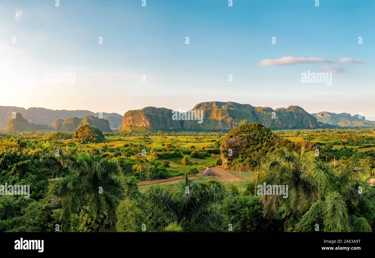 Photo Panorama de la belle vallée de Vinales à Cuba Banque D'Images