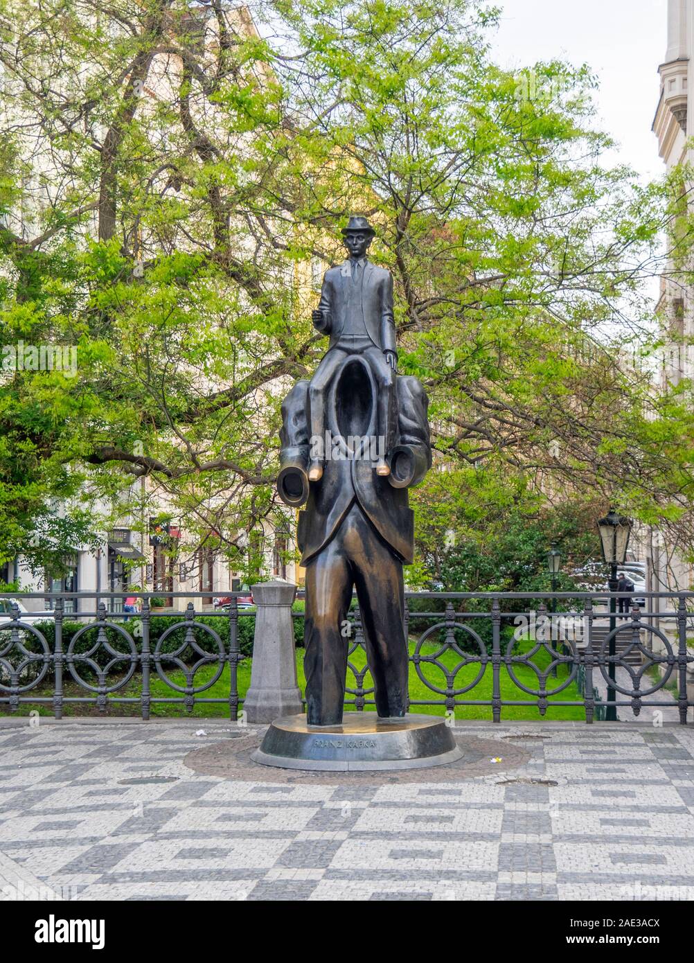 Statue sculpture en bronze de Franz Kafka assis sur les épaules d'une figure sans tête par Jaroslav Róna sculpteur quartier juif de Prague en République tchèque. Banque D'Images