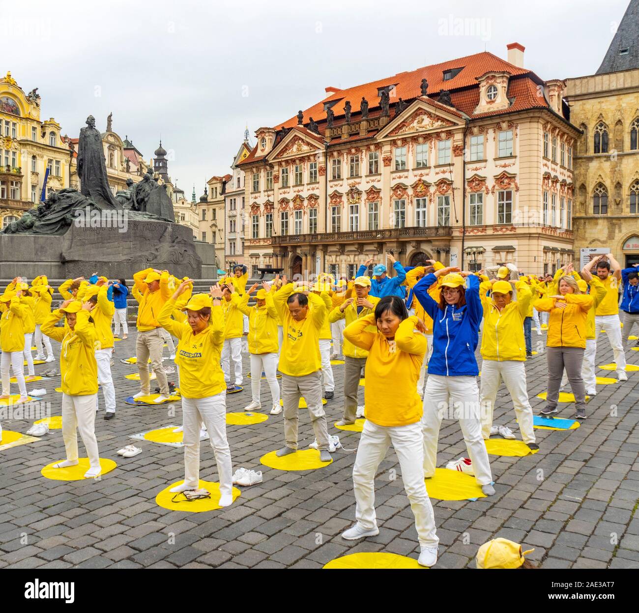 Les membres du Falun Dafa de méditer et d'exercer dans de vieux villages Square Prague République tchèque. Banque D'Images