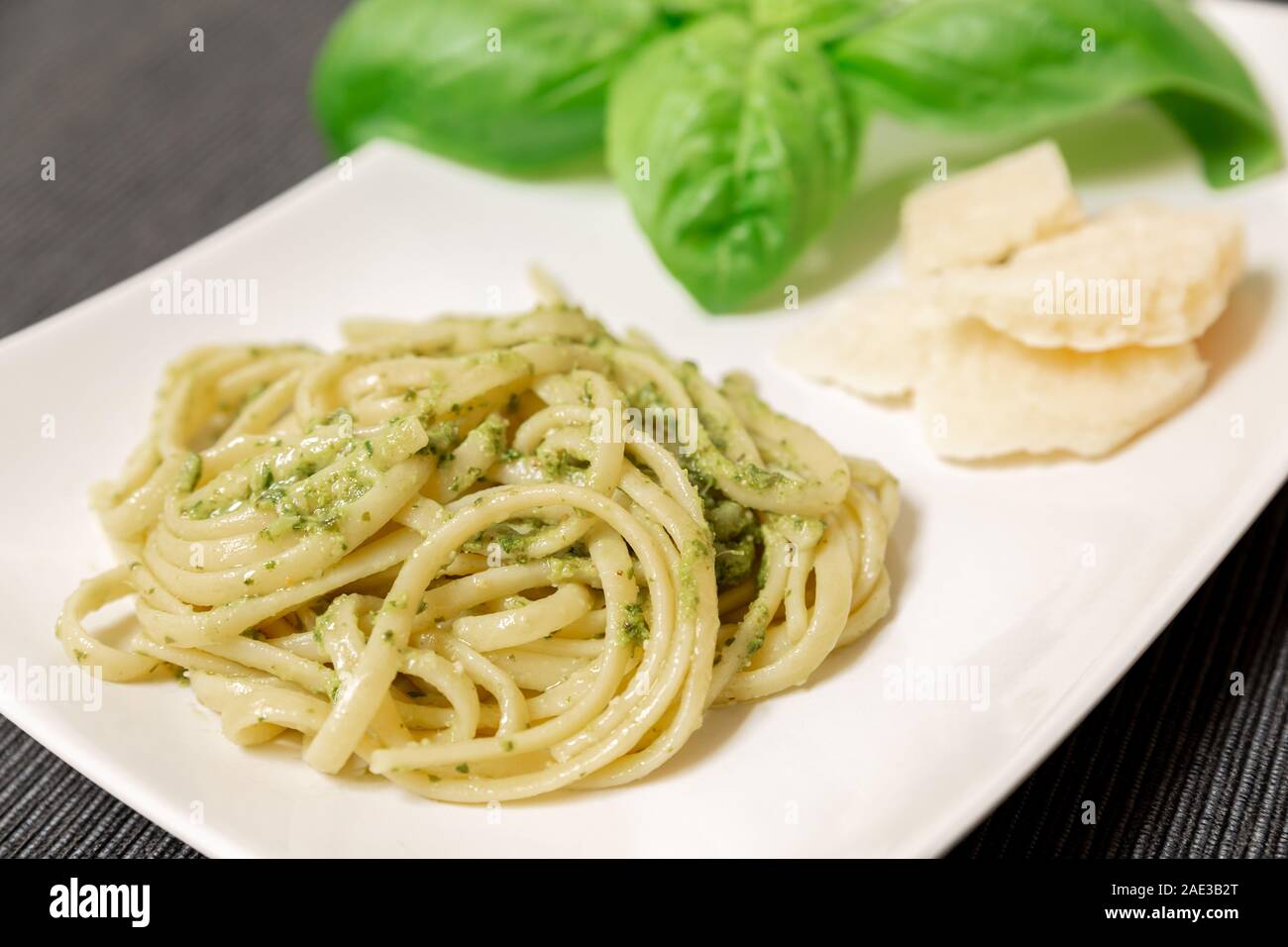 Les Linguine (ou Trenette) avec sauce pesto Genovese, une sauce typique de la région de Ligurie (Italie). Le basilic est l'ingrédient fondamental de cette delic Banque D'Images