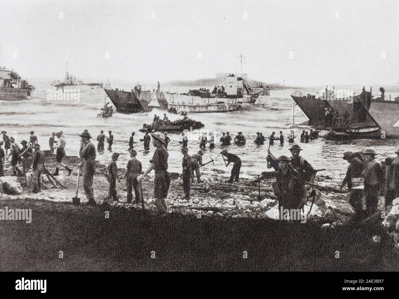 L'invasion alliée de la Sicile. Le 10 juillet 1943, à l'aube, les forces alliées ont envahi la Sicile. Les hommes et mareriel affluent vers les plages. En quelques heures, un Banque D'Images