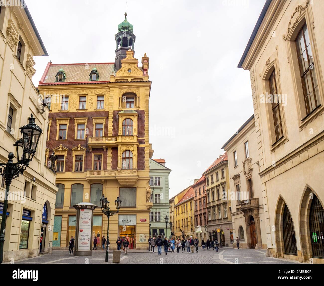 Les touristes à marcher le long de la rue Železná shopping precinct, dans la vieille ville de Prague en République tchèque. Banque D'Images