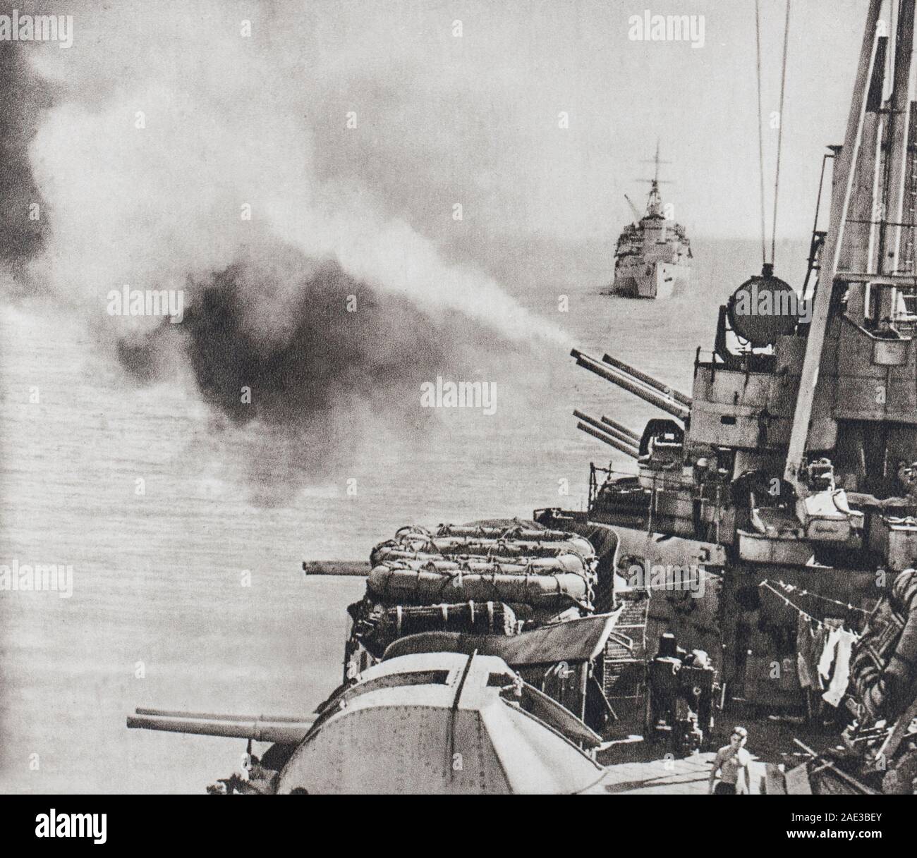 La Marine couvre des débarquements dans les îles du Pacifique. Les croiseurs britanniques ont ouvert le feu lors de l'attaque de l'île de Cheduba Îles (Manaung). Banque D'Images