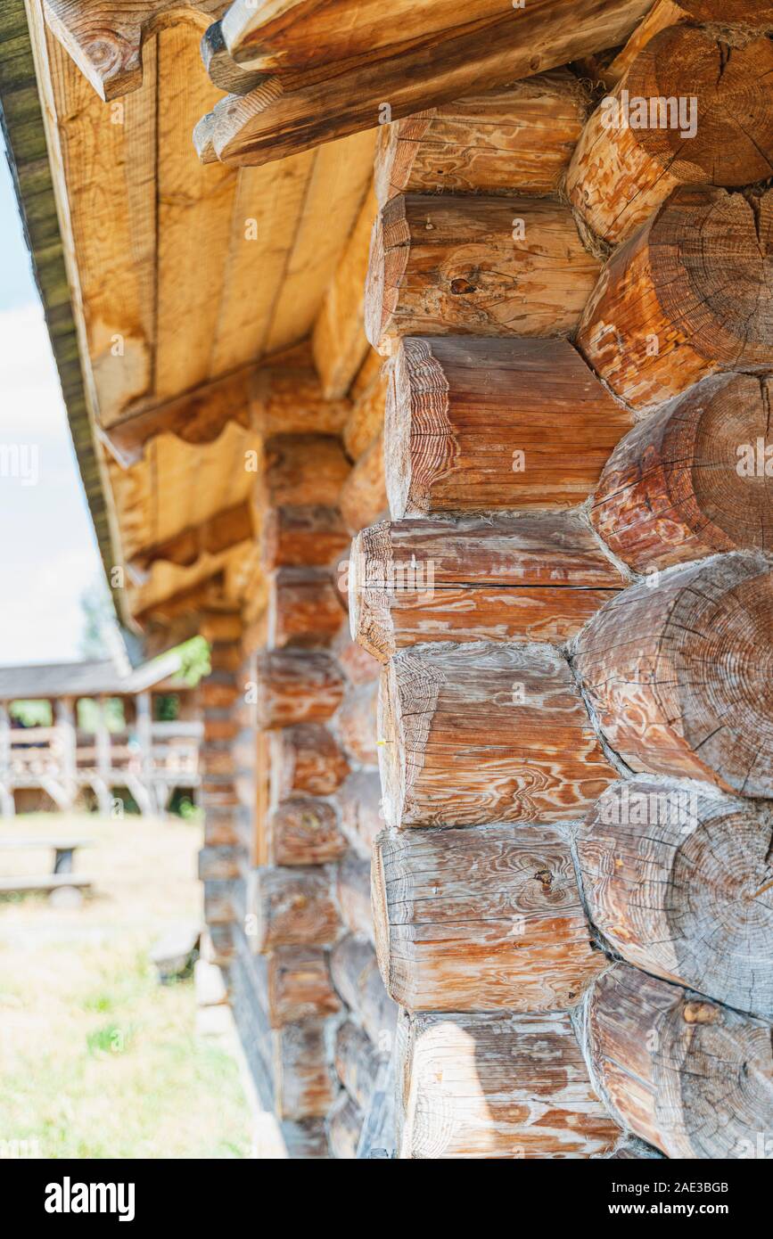 Maison en bois de la paroi, la construction en bois old log, texture et verticale de l'image, Close up Banque D'Images