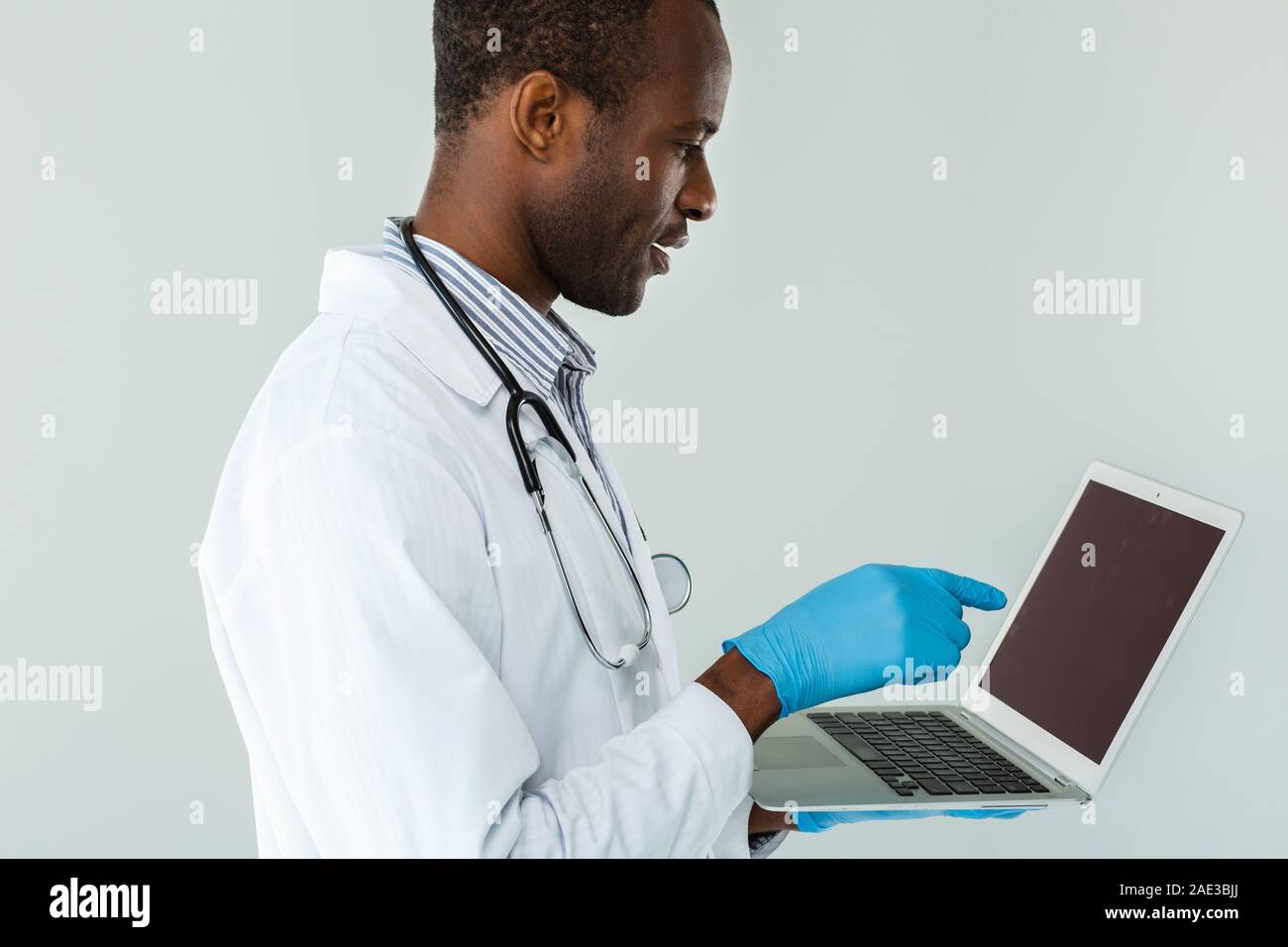 Médecin à l'aide de son ordinateur portable professionnel Als Banque D'Images