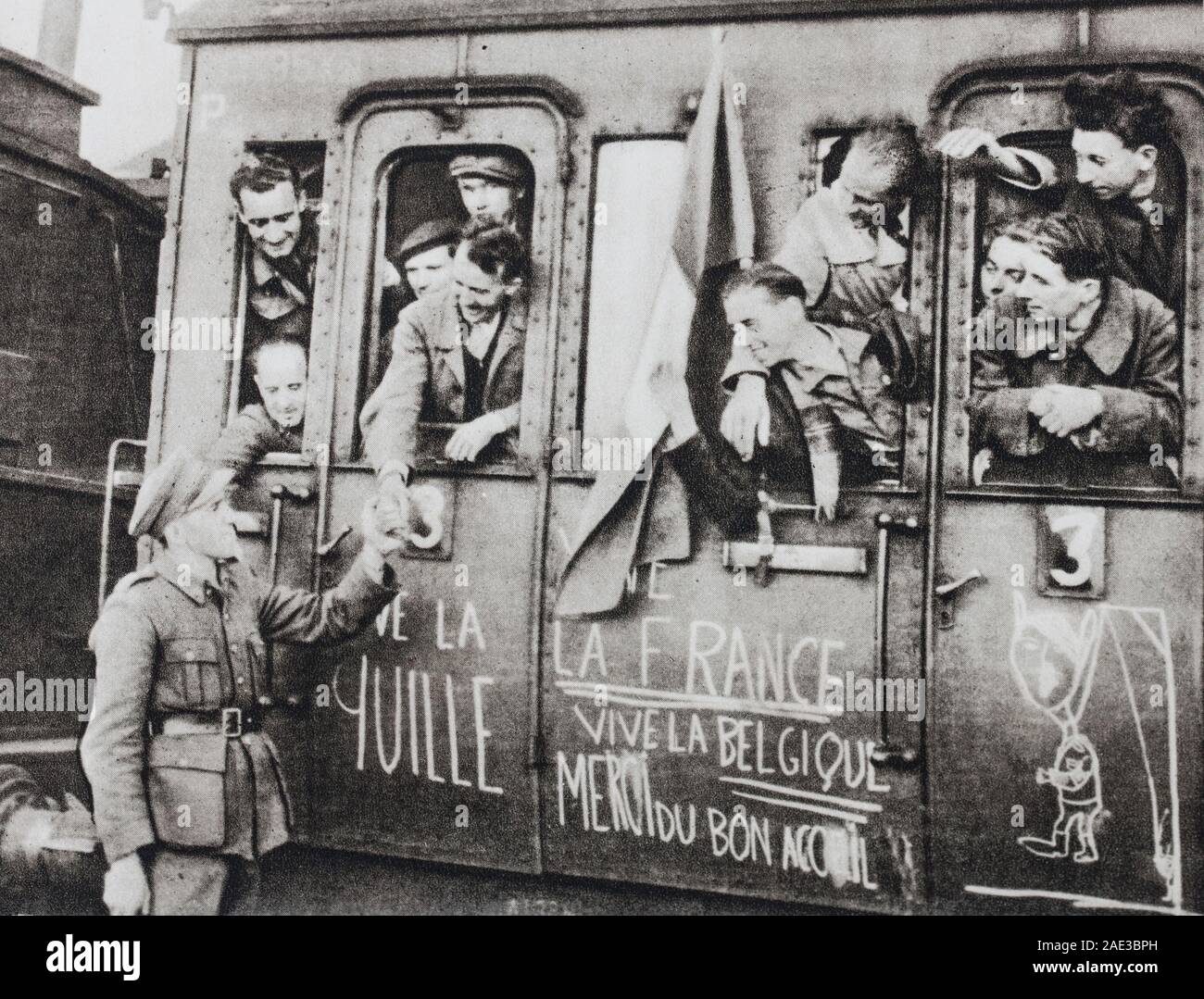 Après la défaite allemande, les prisonniers français ont été libérés. En passant par Bruxelles, ils remercie le personnel de la Croix Rouge pour l'accueil qu'ils ont reçu. Banque D'Images