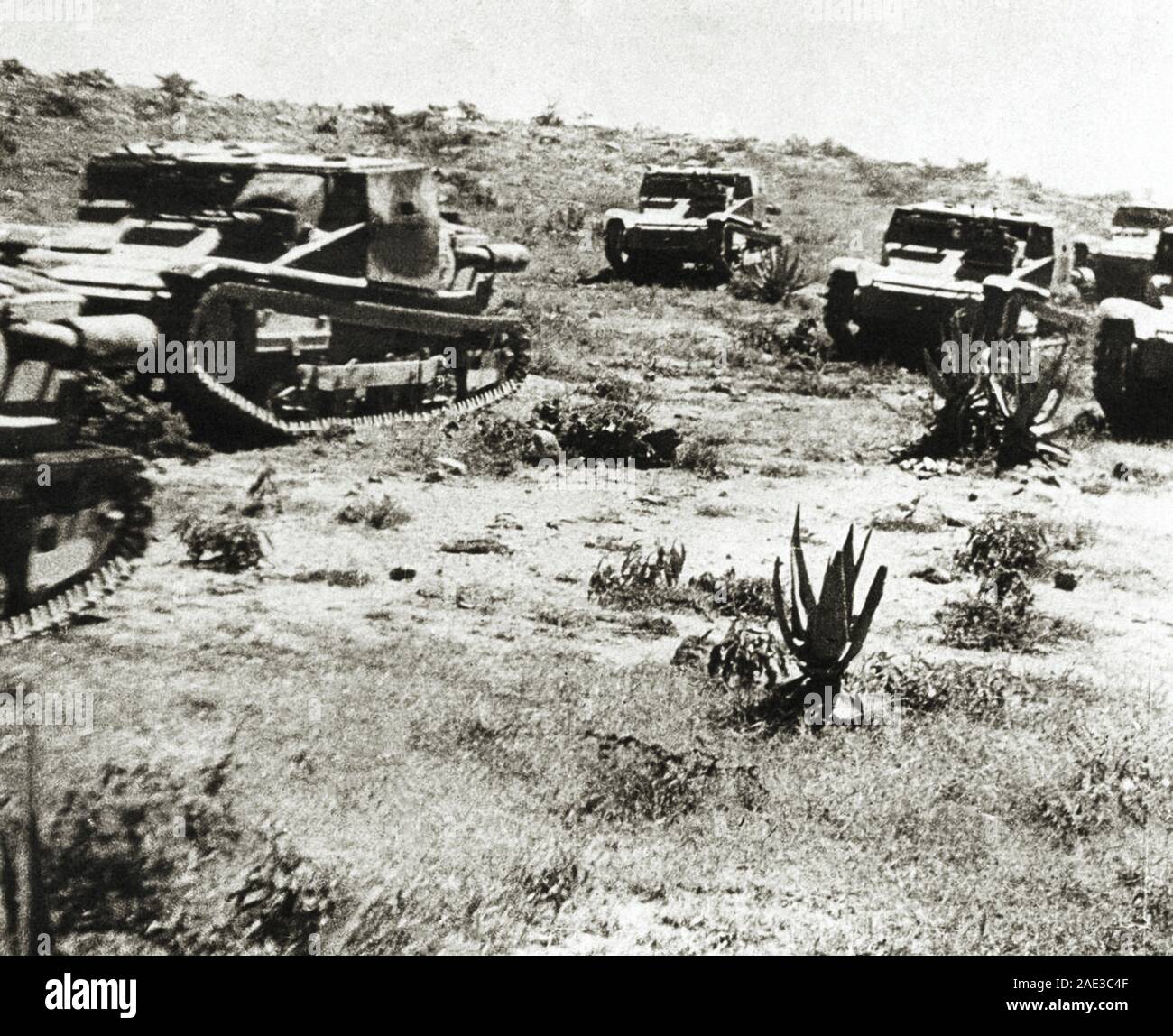 Colonne de chars légers italiens pendant la bataille de Deuxième Guerre Italo-Abyssinian. 1936 Banque D'Images