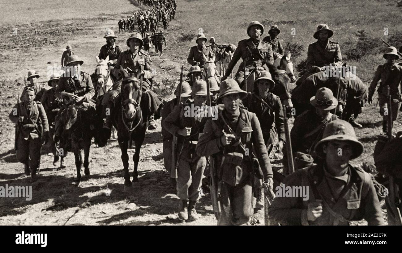 Colonne d'infanterie italienne à Addis-Abeba au cours d'un combat de Deuxième Guerre Italo-Abyssinian. 1936 Banque D'Images