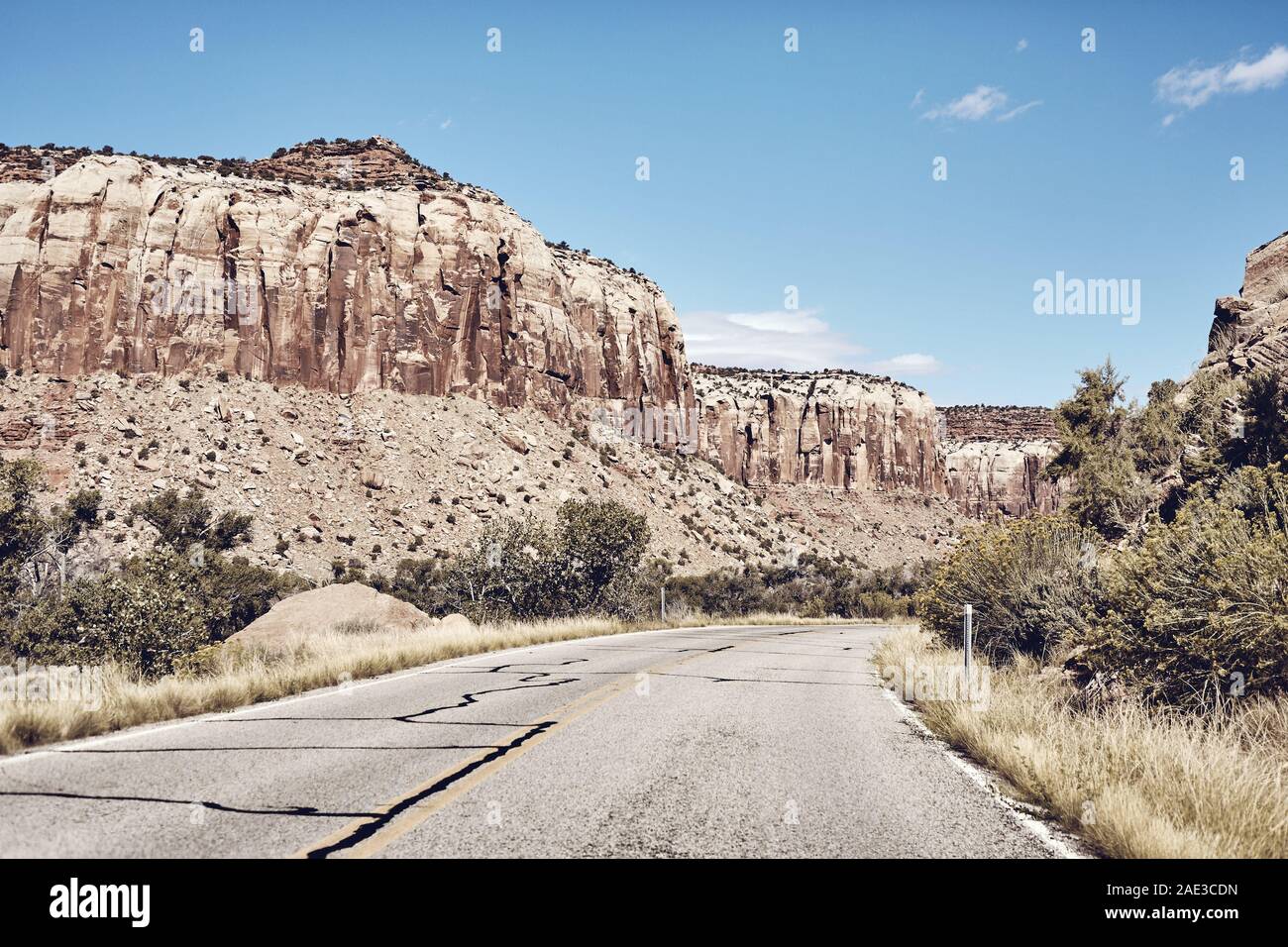 Rock formations par une route dans le Parc National de Canyonlands, harmonisation des couleurs appliquées, Utah, USA. Banque D'Images