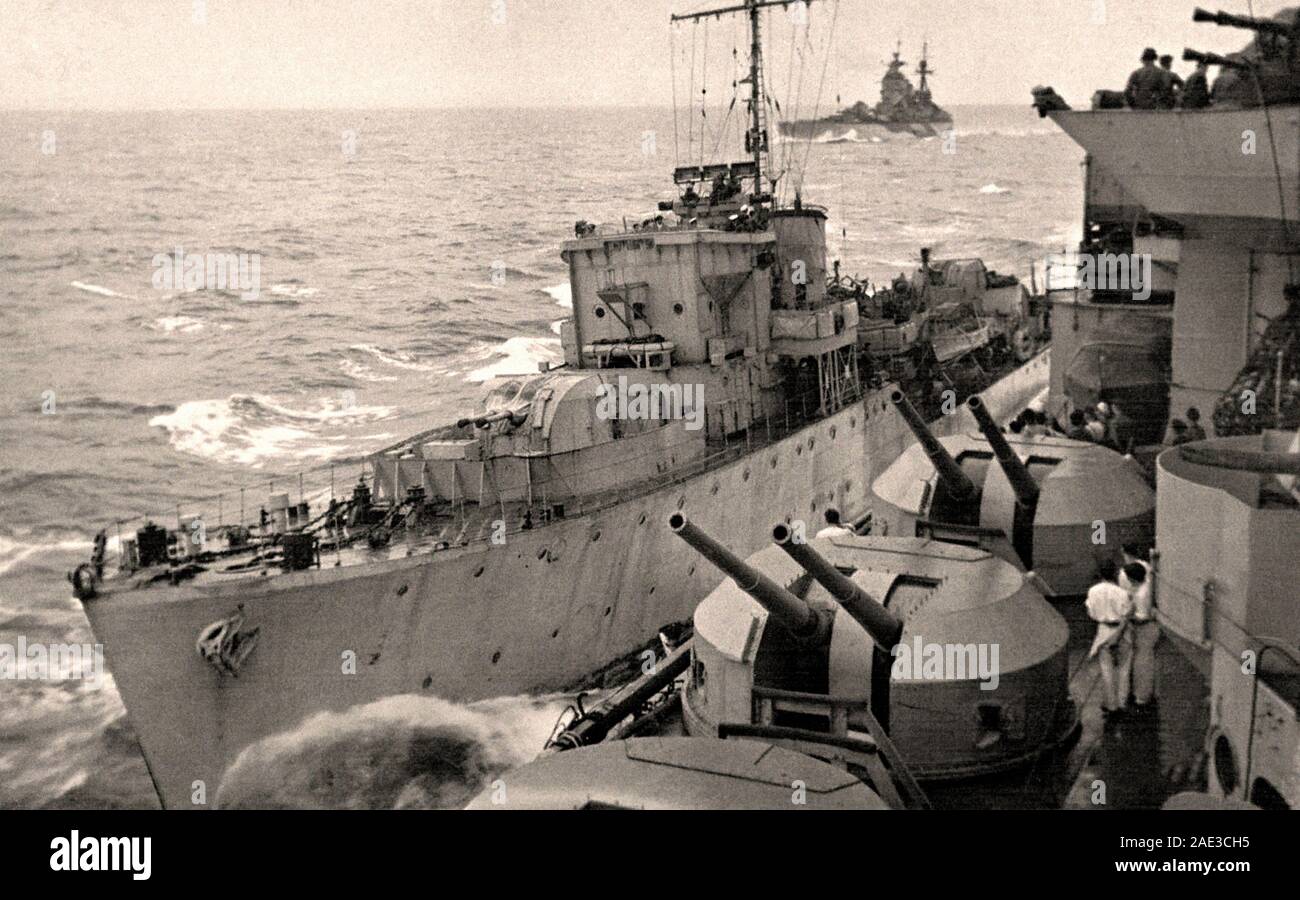 Le destroyer d'escorte HMS Calpe (Calpe) (II) type de recherche suit un cours parallèle avec le croiseur HMS Renown (renommée). Dans l'arrière-plan, t Banque D'Images