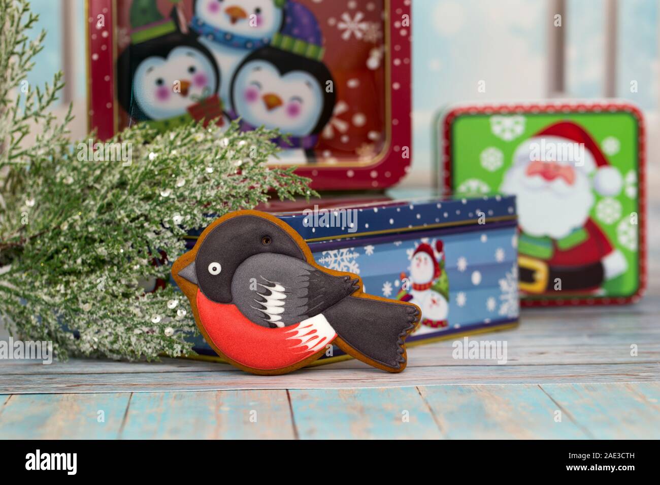 La nourriture de Noël. Gingerbread cookie figurines dans un cadre de Noël. Banque D'Images