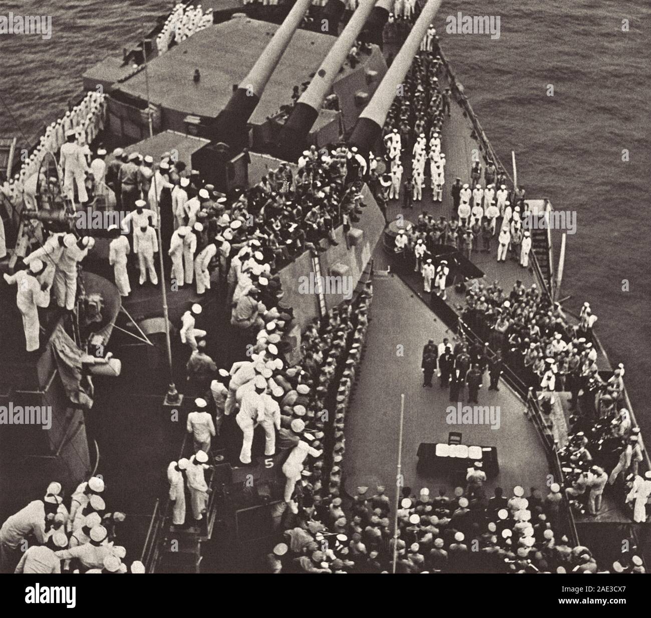 La fin d'un grand rêve. Des marins de l'USS Missouri Missouri battleship (regardez le début de la cérémonie de reddition du Japon après son defe Banque D'Images