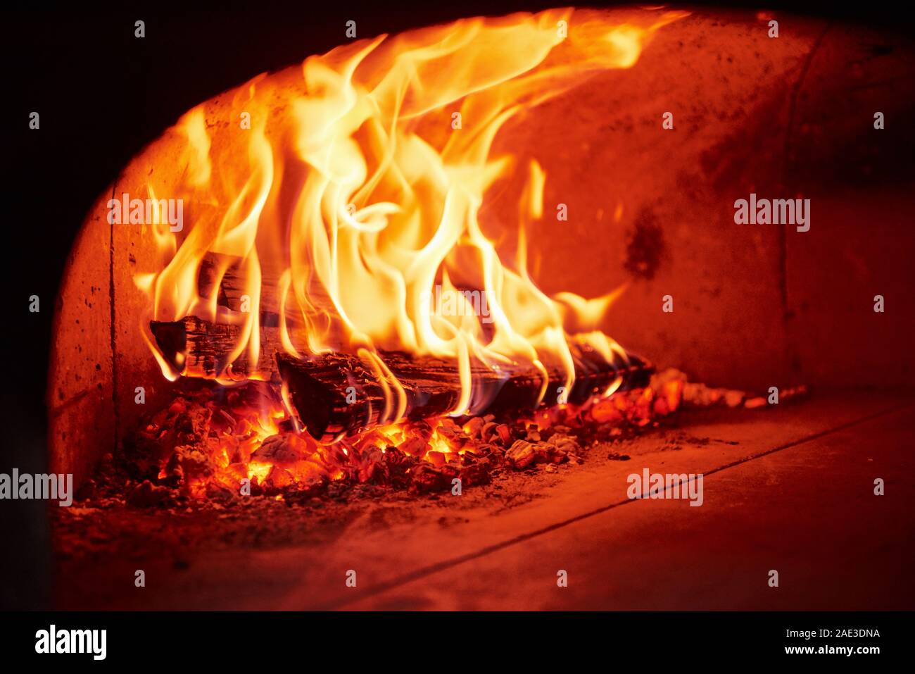 Feu de brûler dans le four. Vue en gros de bois en flammes Banque D'Images Feu de brûler dans le four. Vue en gros de bois en flammes Banque D'Images